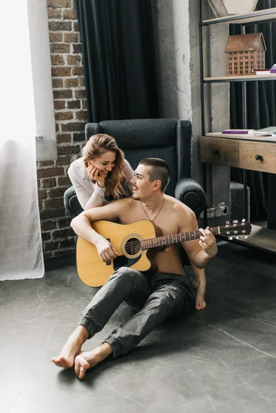 Beautiful Couple Spends Time Together Plays Guitar Having Fun — Stock Photo, Image