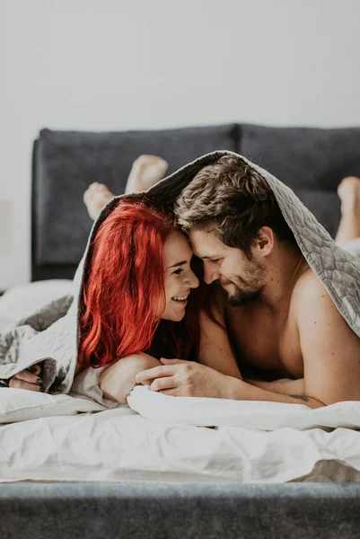 Indah Mencintai Pasangan Ciuman Tempat Tidur — Stok Foto