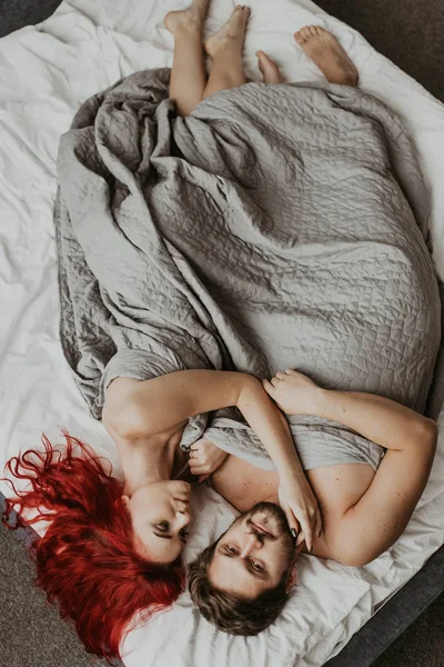 Szerető Szép Pár Csók Ágyban — Stock Fotó