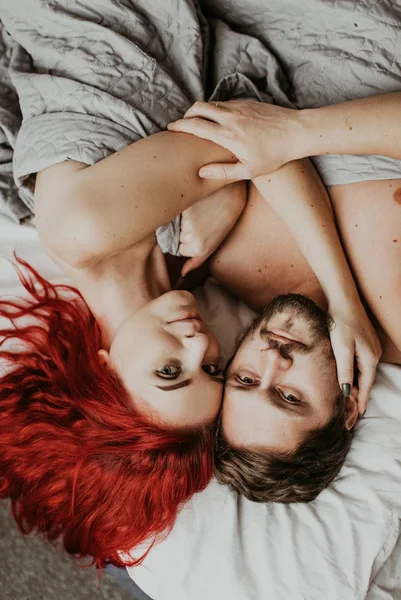 Vackra Älskande Par Kyssar Sängen — Stockfoto