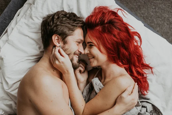 Indah Mencintai Pasangan Ciuman Tempat Tidur Stok Foto Bebas Royalti
