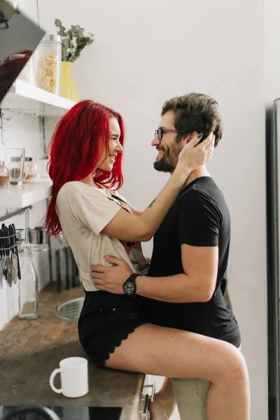 台所で美しい愛情のあるカップル — ストック写真