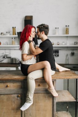  Mutfakta güzel sevgi dolu çift