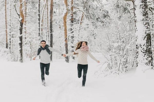 Verliebte Paare Spazieren Verschneiten Wald Umarmen Küssen Und Genießen — Stockfoto