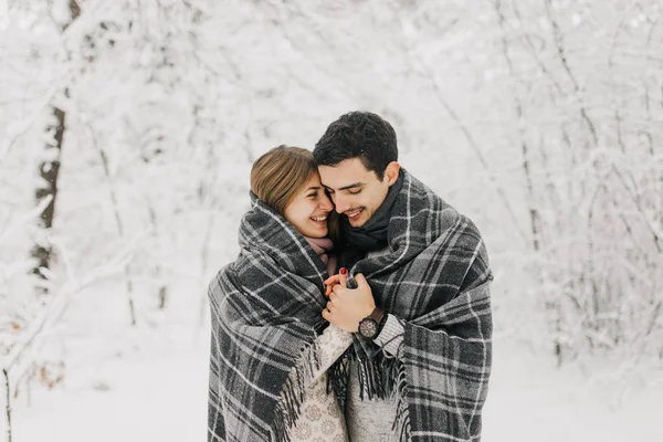 Casal Apaixonado Andando Floresta Nevada Abraçando Beijando Desfrutando — Fotografia de Stock