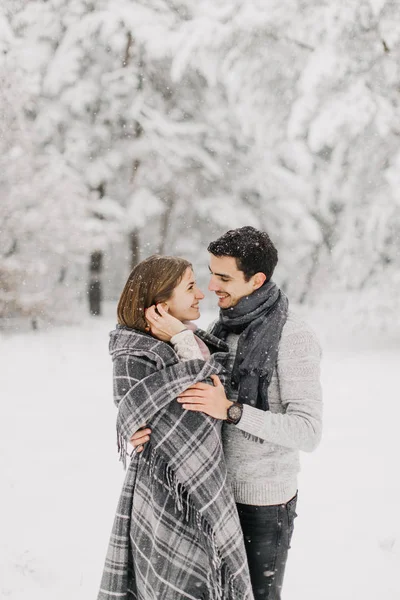 Casal Apaixonado Andando Floresta Nevada Abraçando Beijando Desfrutando — Fotografia de Stock