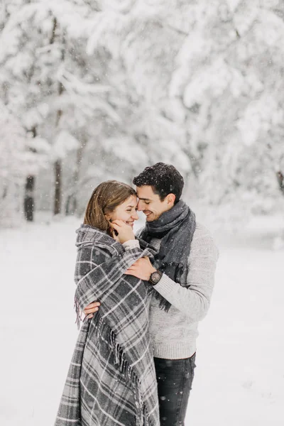 Casal Apaixonado Andando Floresta Nevada Abraçando Beijando Desfrutando — Fotografia de Stock