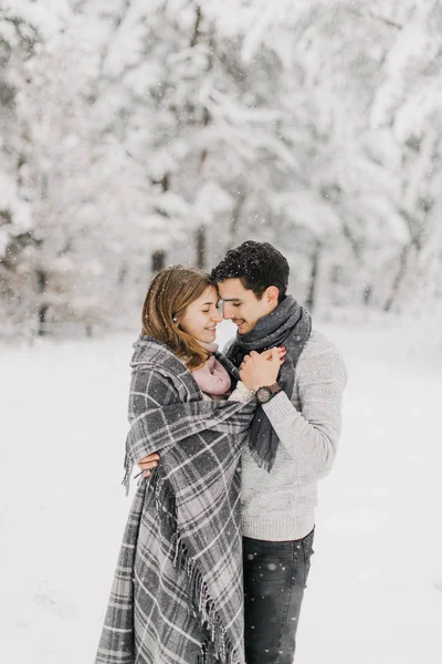 Casal Apaixonado Andando Floresta Nevada Abraçando Beijando Desfrutando — Fotografia de Stock