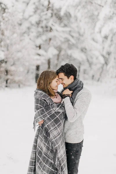 Casal Apaixonado Andando Floresta Nevada Abraçando Beijando Desfrutando — Fotografia de Stock