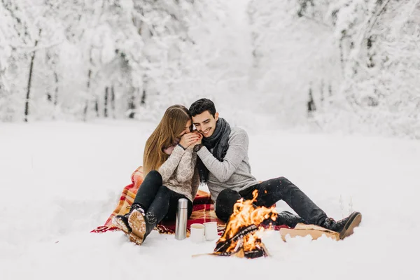 Casal Jovem Uma Data Floresta Inverno Aquecido Pelo Fogo Beber — Fotografia de Stock