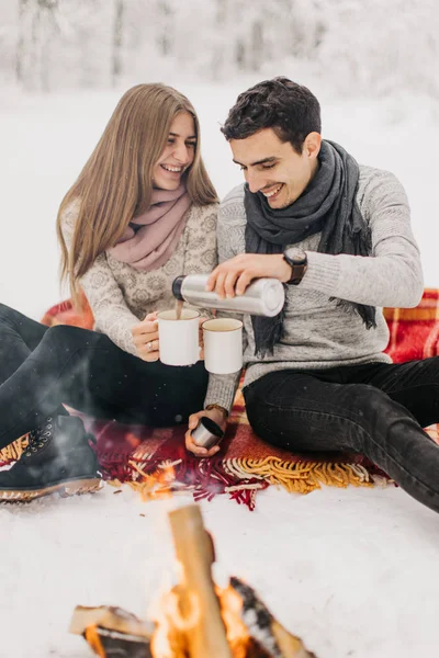 Casal Jovem Uma Data Floresta Inverno Aquecido Pelo Fogo Beber — Fotografia de Stock