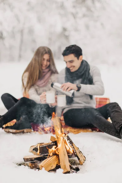 Casal Jovem Uma Data Floresta Inverno Aquecido Pelo Fogo Beber — Fotografia de Stock