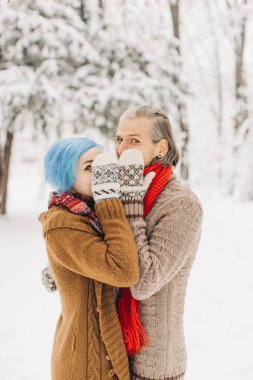 aşk yalan karda çift, gülmek ve keyfini çıkarın