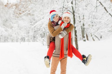 aşk yalan karda çift, gülmek ve keyfini çıkarın