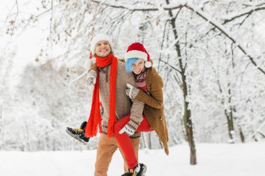 aşk yalan karda çift, gülmek ve keyfini çıkarın