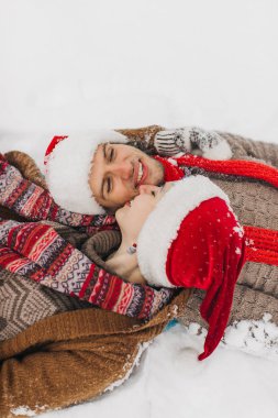 aşık ouple karlı bir ormanda yürür, gülmek ve keyfini çıkarın