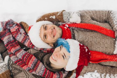 aşk yalan karda çift, gülmek ve keyfini çıkarın