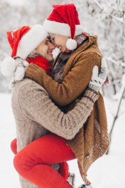 aşk yalan karda çift, gülmek ve keyfini çıkarın