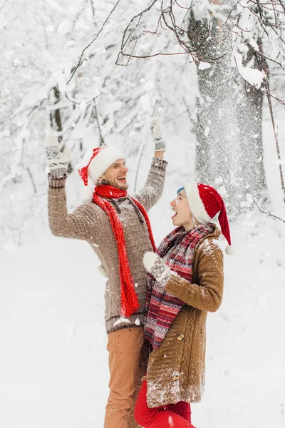 Ouple Amor Caminha Uma Floresta Nevada Rir Desfrutar — Fotografia de Stock