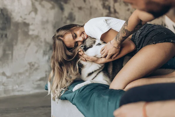 Menina Bonita Cama Abraçando Cão Husky — Fotografia de Stock