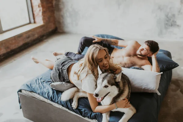 Belo Casal Amoroso Cama Junto Com Cão — Fotografia de Stock