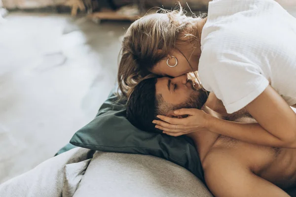 Bella Coppia Amorevole Baciare Letto — Foto Stock