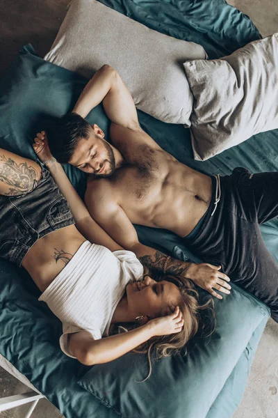 Mooie Verliefde Paar Liggend Bed Stockfoto
