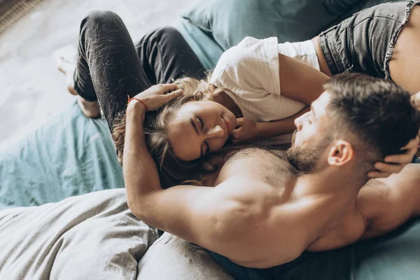Pasangan Kekasih Yang Cantik Berciuman Tempat Tidur Stok Gambar Bebas Royalti