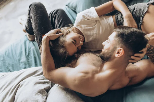 Pasangan Kekasih Yang Cantik Berciuman Tempat Tidur Stok Foto Bebas Royalti