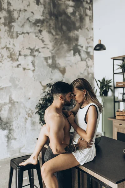 Hermosa Pareja Amorosa Besándose Cocina —  Fotos de Stock