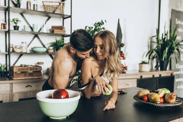 Beau Couple Aimant Baisers Dans Cuisine — Photo