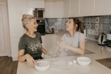 Güzel sevgi dolu birkaç gülüyor ve mutfakta sarılma