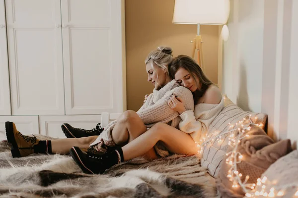 Dos Chicas Enamoradas Abrazan Ríen Luz Las Guirnaldas —  Fotos de Stock