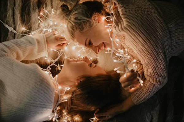 Due Ragazze Innamorate Abbracciano Ridono Luce Dalle Ghirlande — Foto Stock