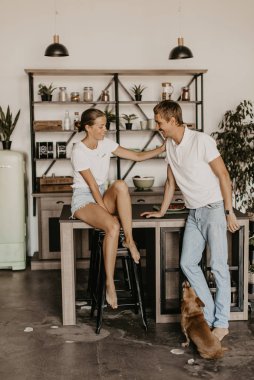 Güzel sevgi dolu birkaç gülüyor ve mutfakta sarılma