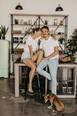 Güzel sevgi dolu birkaç gülüyor ve mutfakta sarılma