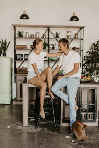 Bella Coppia Amorevole Ridendo Abbracciandosi Cucina — Foto Stock