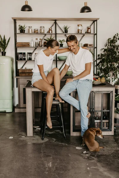 Beautiful Loving Couple Laughing Hugging Kitchen — Stock Photo, Image