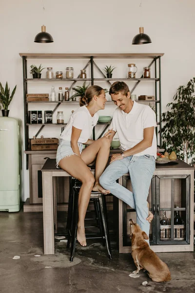 Hermosa Pareja Amorosa Riendo Abrazándose Cocina — Foto de Stock