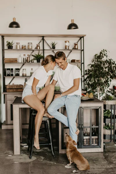 Hermosa Pareja Amorosa Riendo Abrazándose Cocina — Foto de Stock