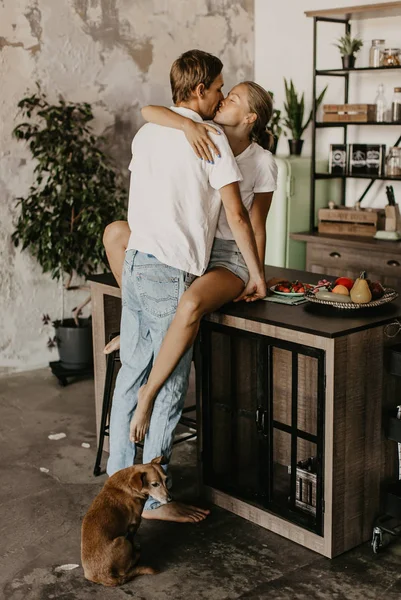Gyönyörű Szerető Pár Megcsókolja Hugs Konyhában — Stock Fotó