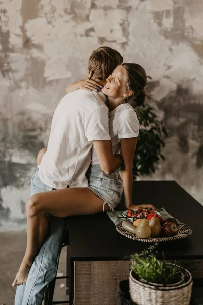 Hermosa Pareja Amorosa Besos Abrazos Cocina — Foto de Stock