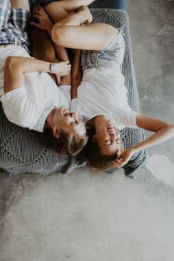 Güzel çift aşık gülüyor ve yatağa kisses
