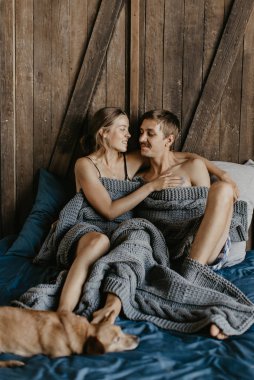 Güzel çift aşık gülüyor ve yatağa kisses