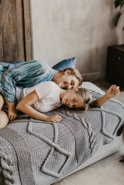 Güzel çift aşık gülüyor ve yatağa kisses