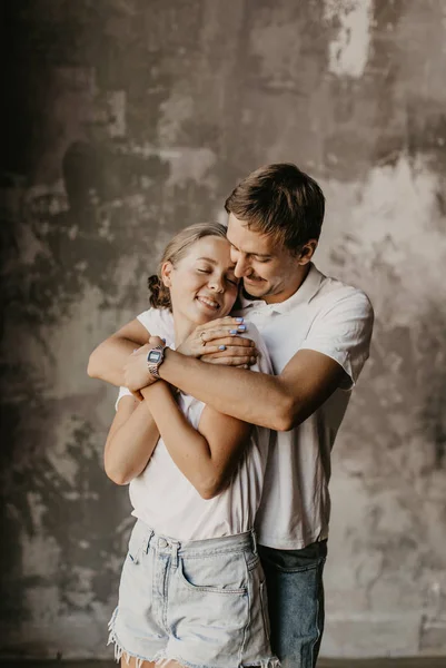 Pasangan Yang Indah Mencintai Tertawa Dan Memeluk — Stok Foto