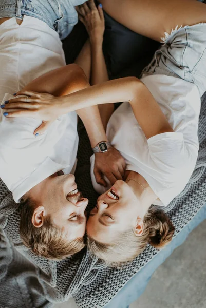 Bella Coppia Amorevole Baciare Letto — Foto Stock