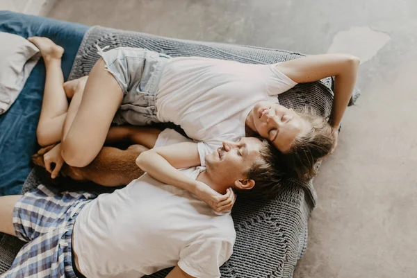 Mooie Verliefde Paar Lacht Kussen Het Bed — Stockfoto