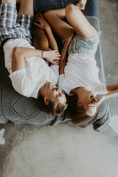 Beautiful Couple Love Laughs Kisses Bed — Stock Photo, Image