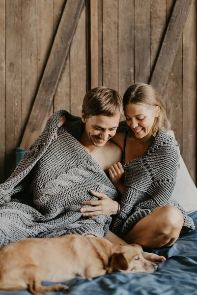 Bella Coppia Innamorata Ride Bacia Sul Letto — Foto Stock